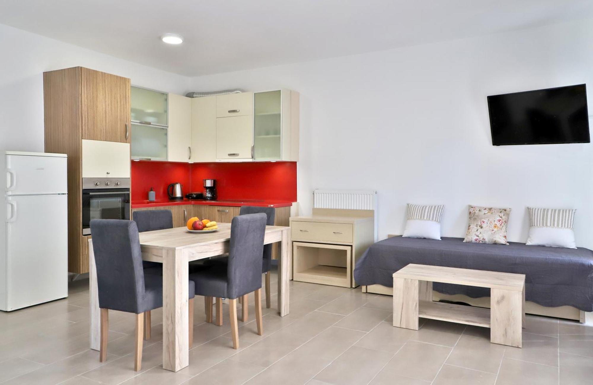 Helios Studios & Apartments Makrýgialos Eksteriør billede