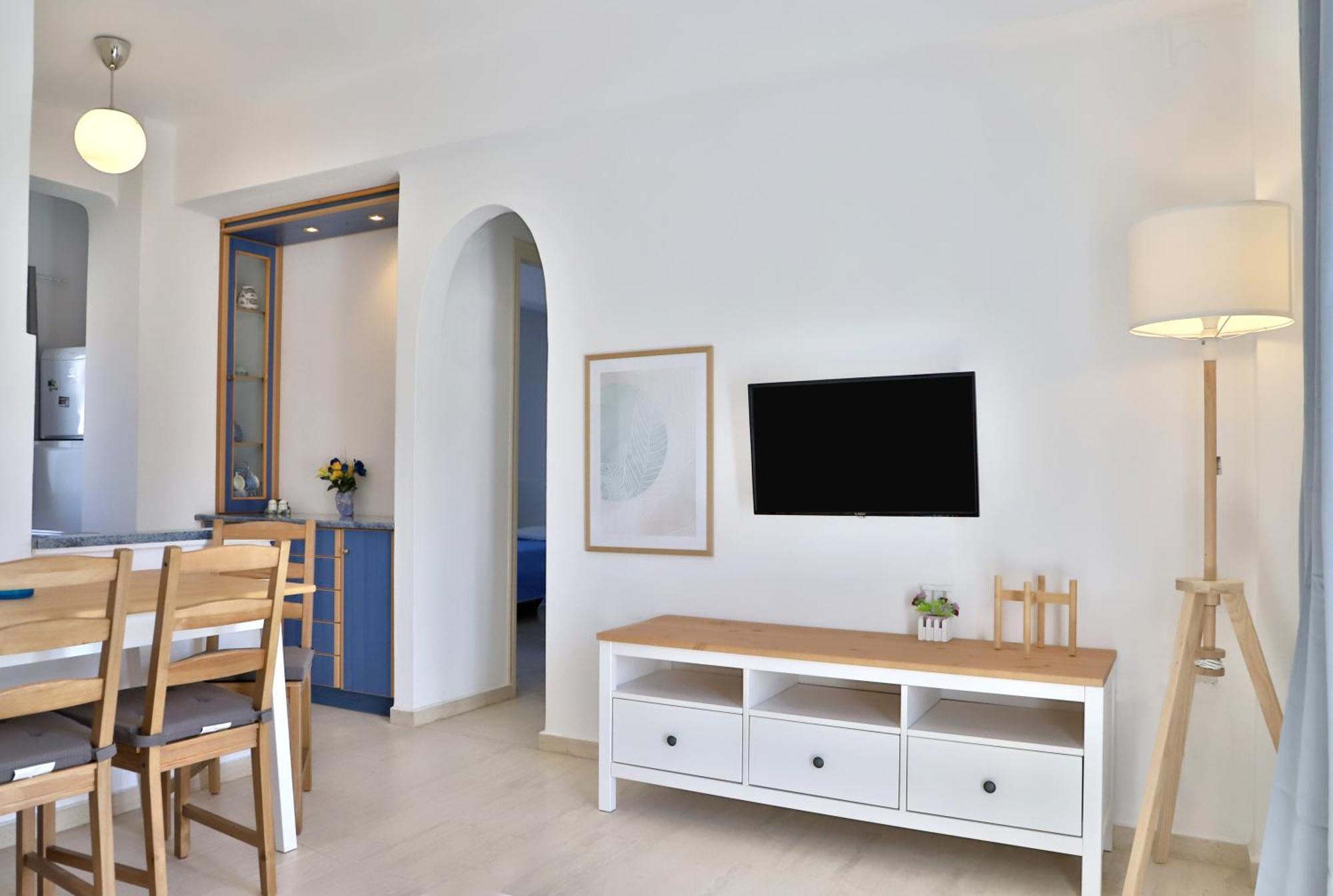 Helios Studios & Apartments Makrýgialos Eksteriør billede