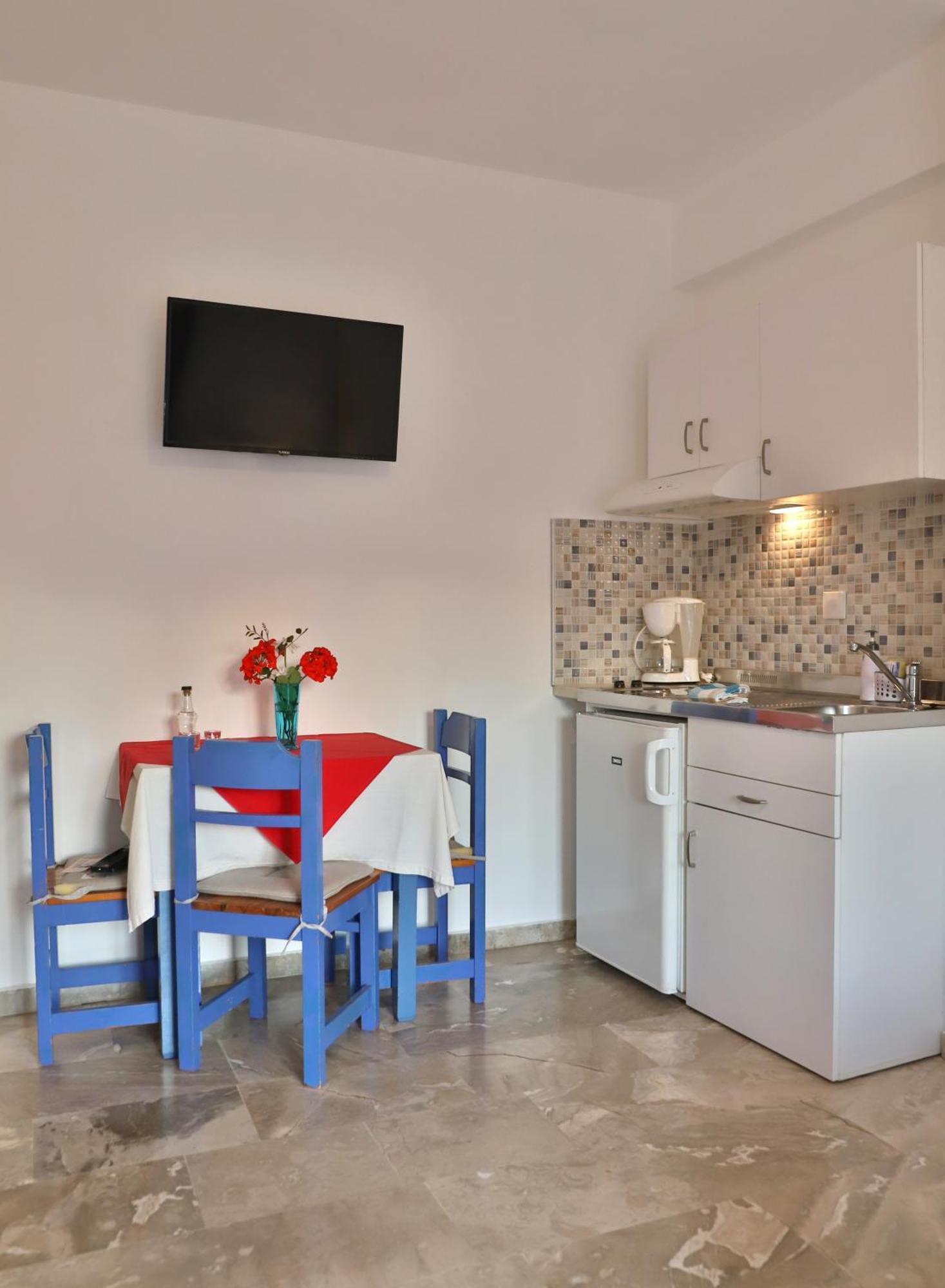 Helios Studios & Apartments Makrýgialos Eksteriør billede