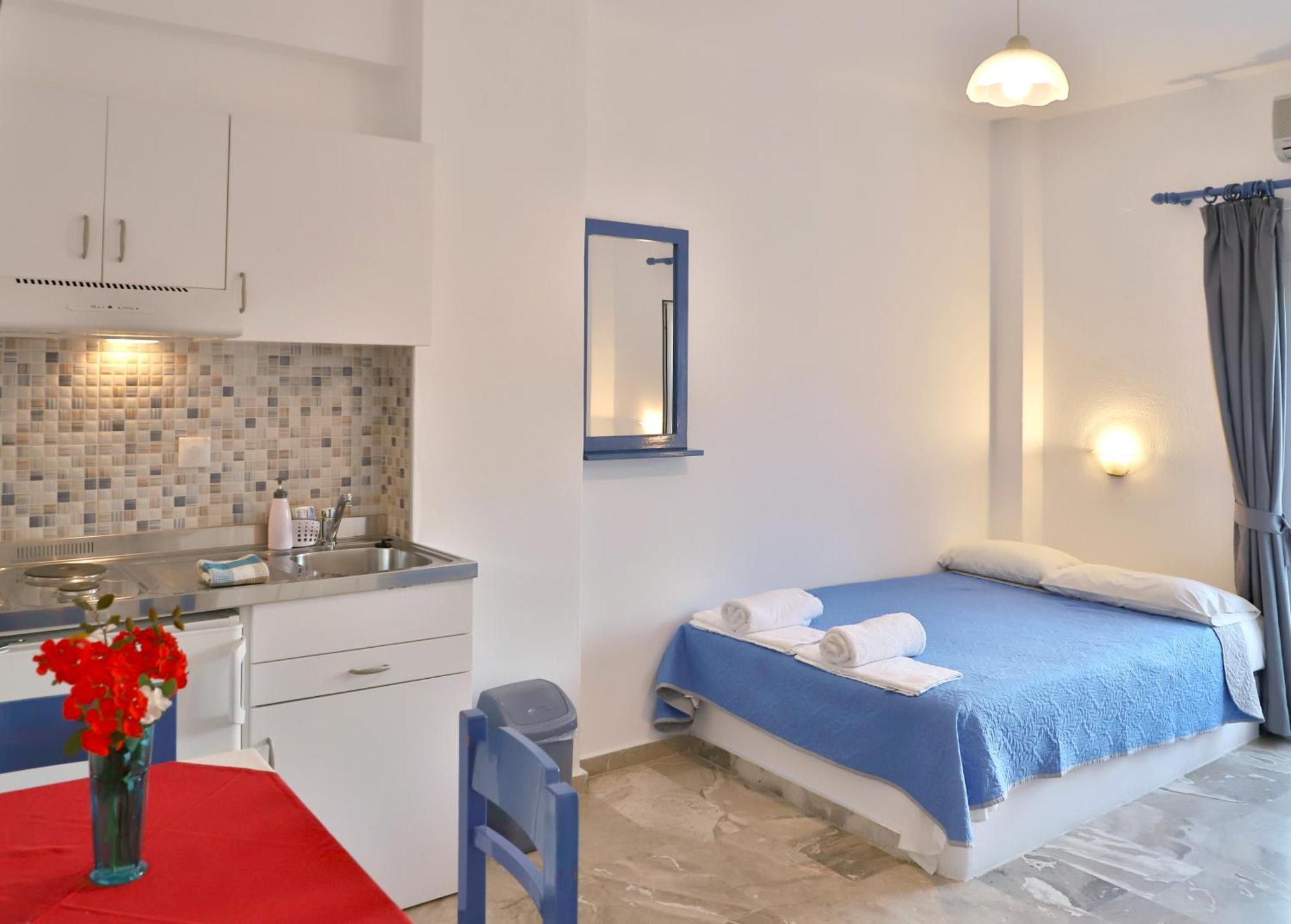Helios Studios & Apartments Makrýgialos Eksteriør billede