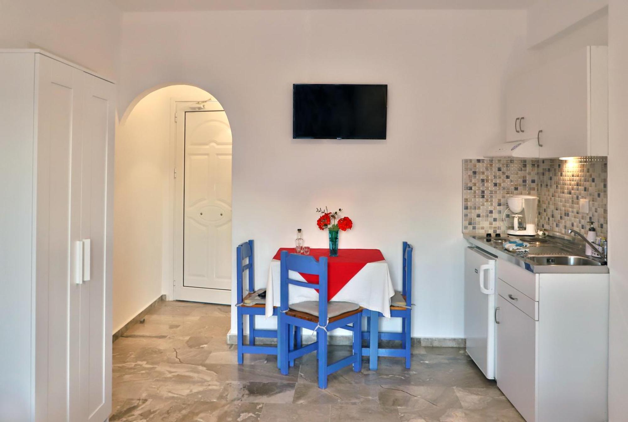 Helios Studios & Apartments Makrýgialos Eksteriør billede