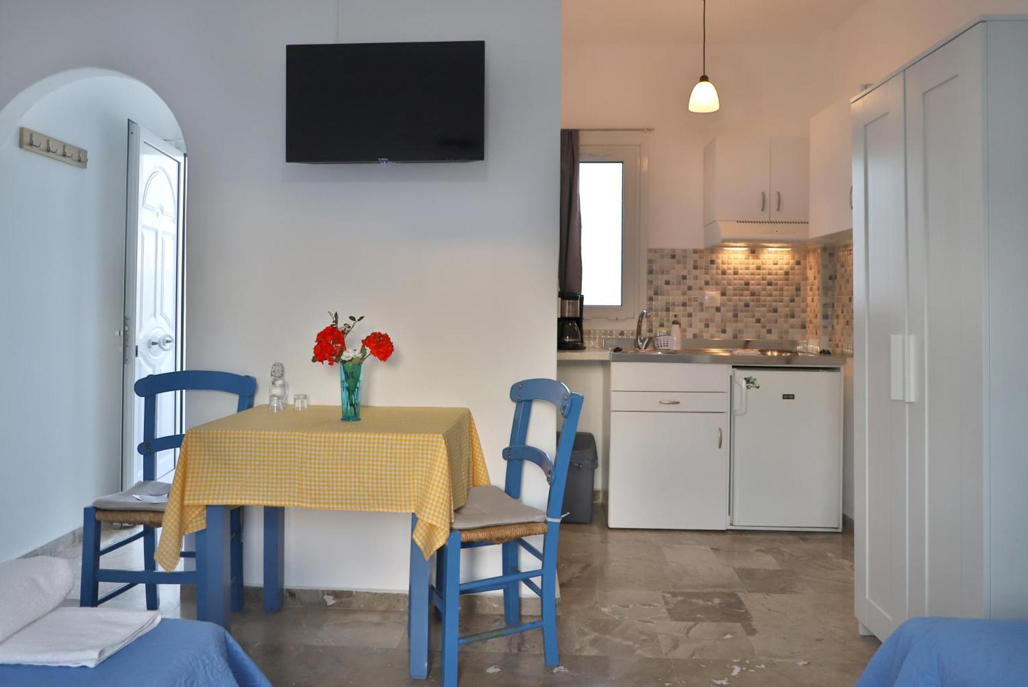 Helios Studios & Apartments Makrýgialos Eksteriør billede