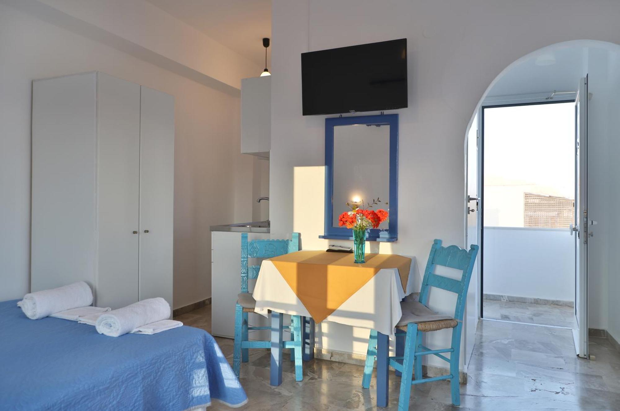 Helios Studios & Apartments Makrýgialos Eksteriør billede