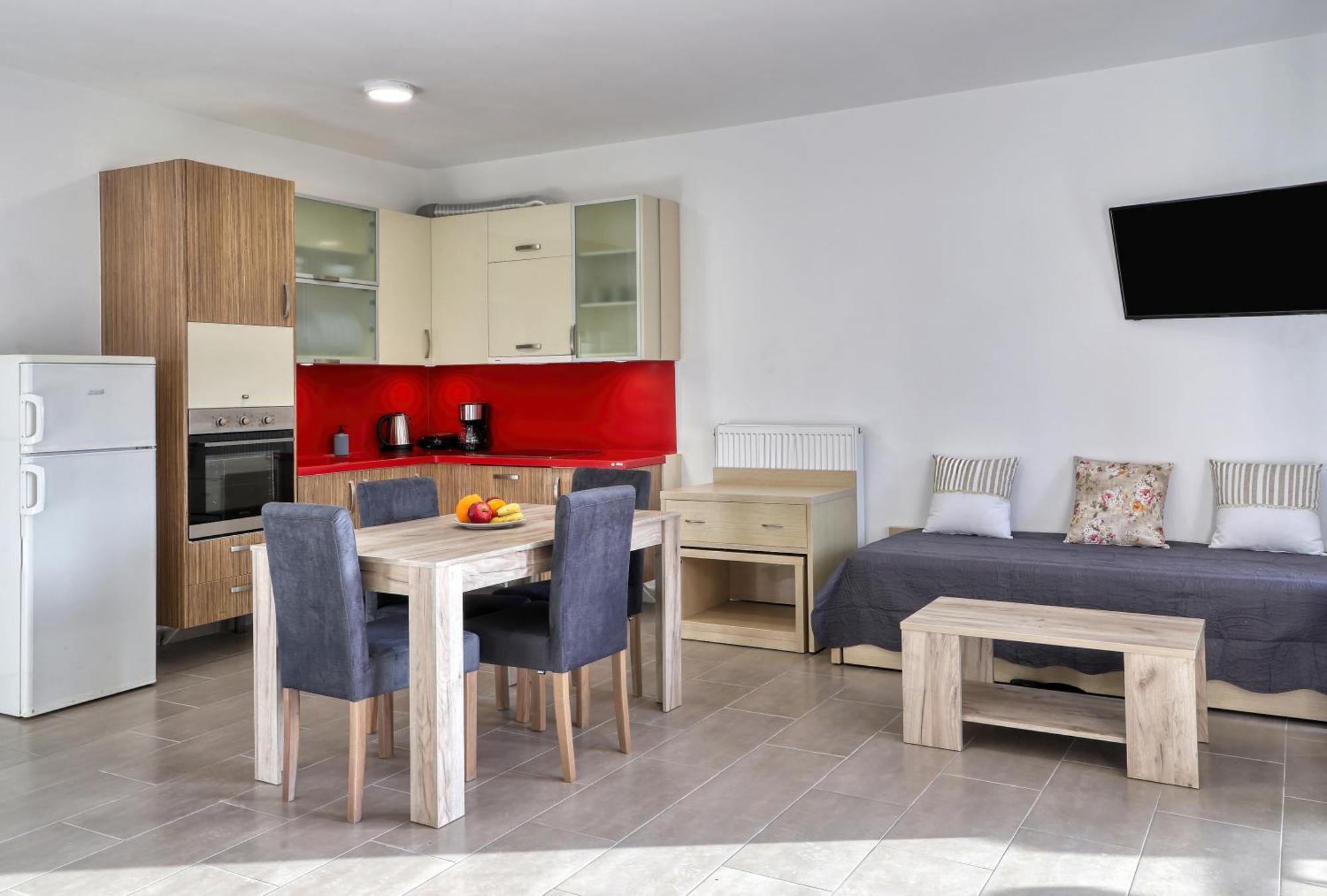 Helios Studios & Apartments Makrýgialos Eksteriør billede