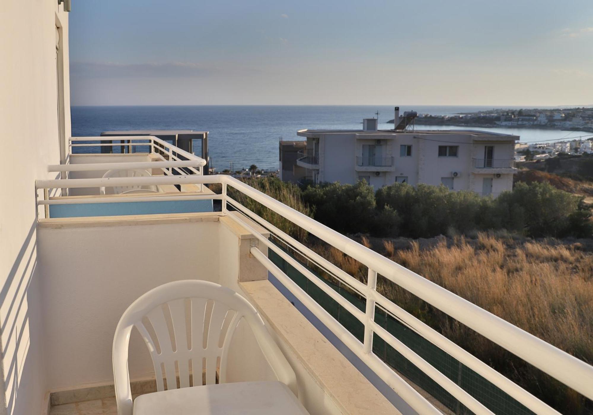 Helios Studios & Apartments Makrýgialos Eksteriør billede