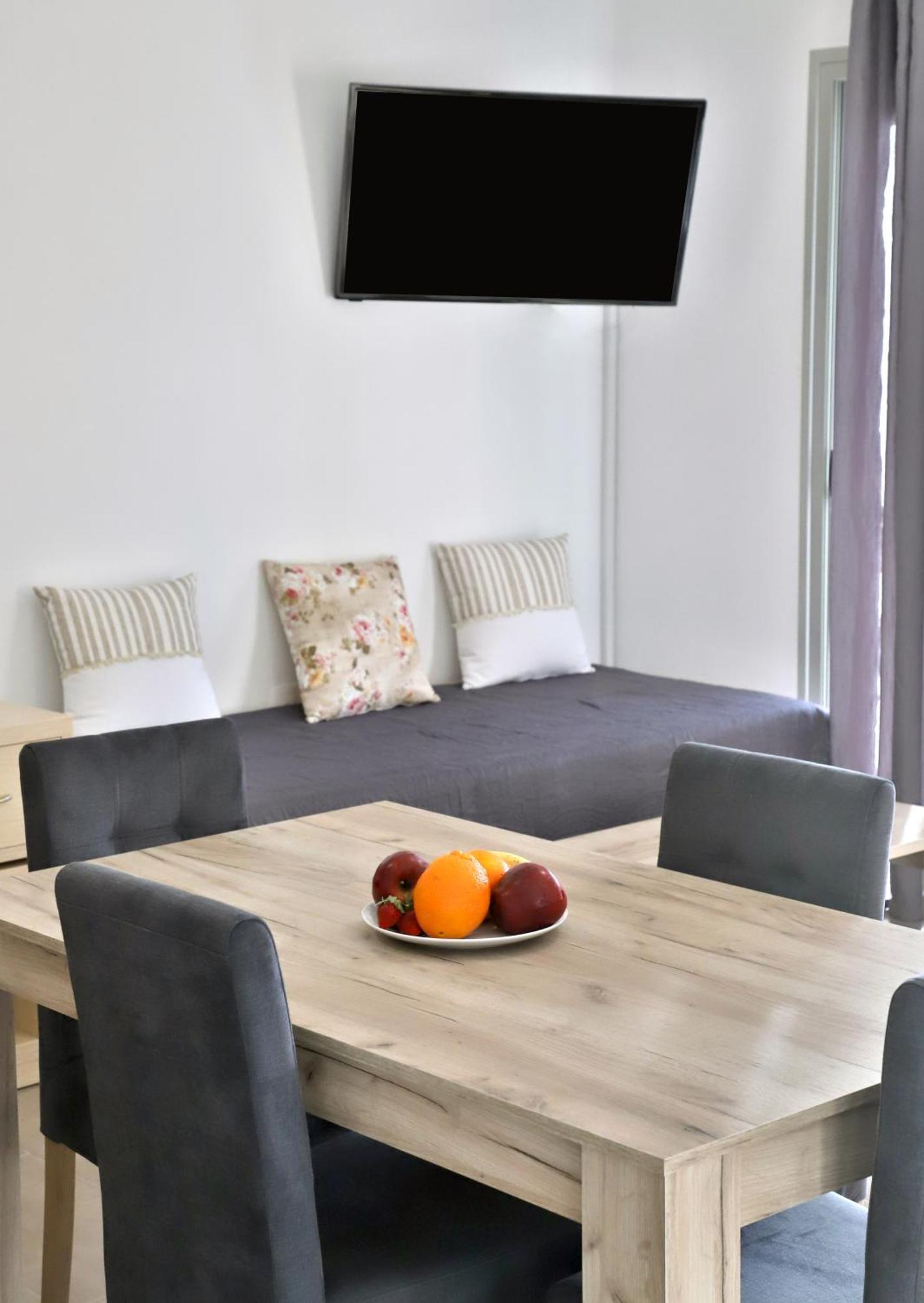 Helios Studios & Apartments Makrýgialos Eksteriør billede
