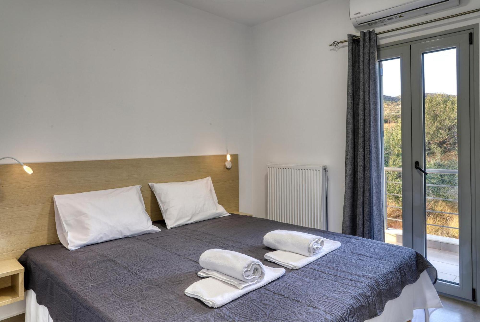 Helios Studios & Apartments Makrýgialos Eksteriør billede