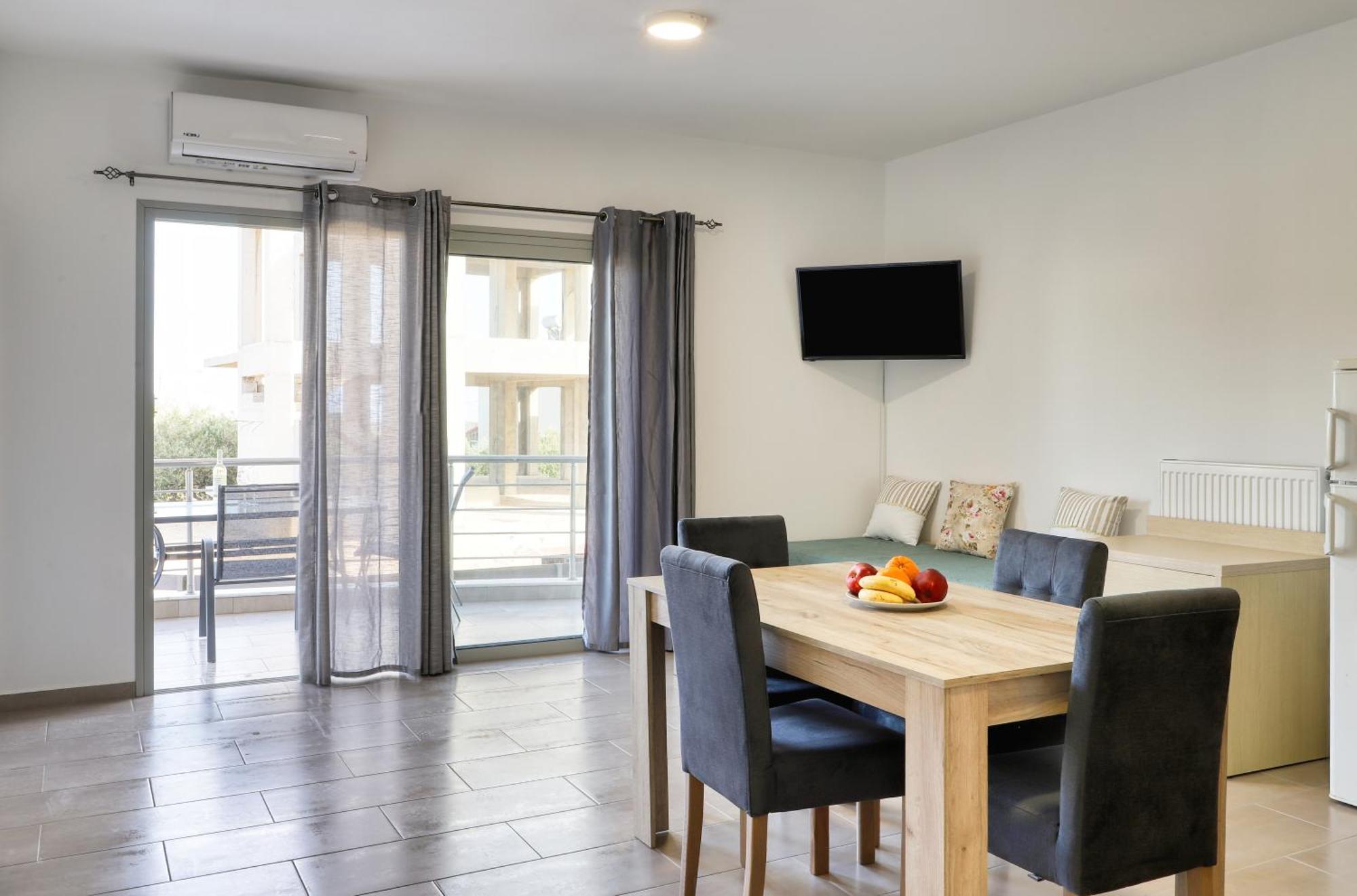 Helios Studios & Apartments Makrýgialos Eksteriør billede